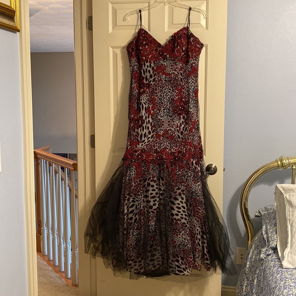 Gorgeous gown with a red print - Picture 4 of 4